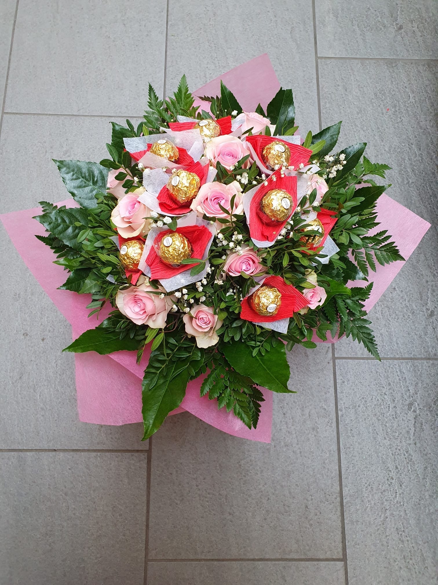 Blumenstrauß mit Ferrero Rocher – Pink