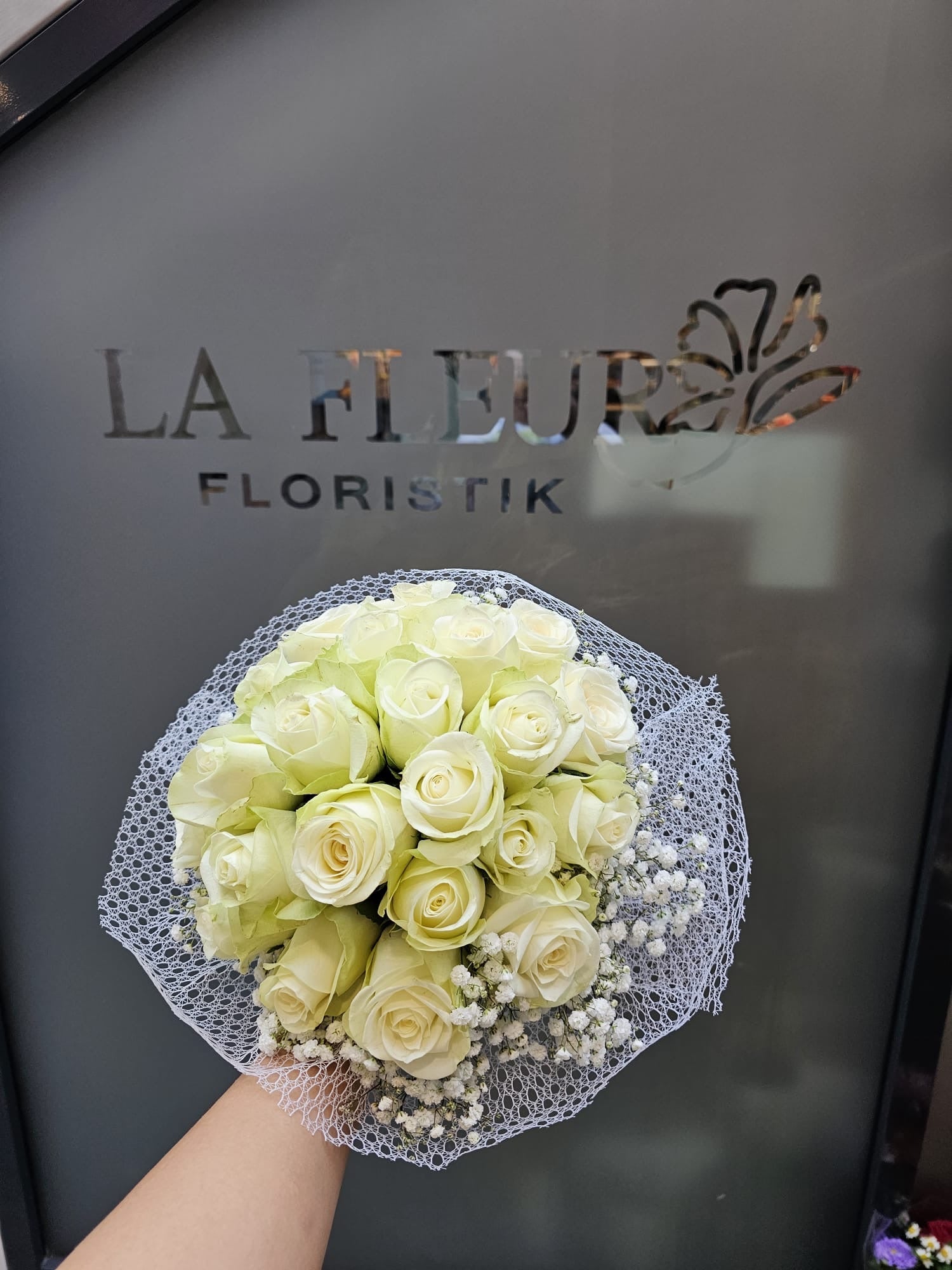 Weißer Rosen Brautstrauß