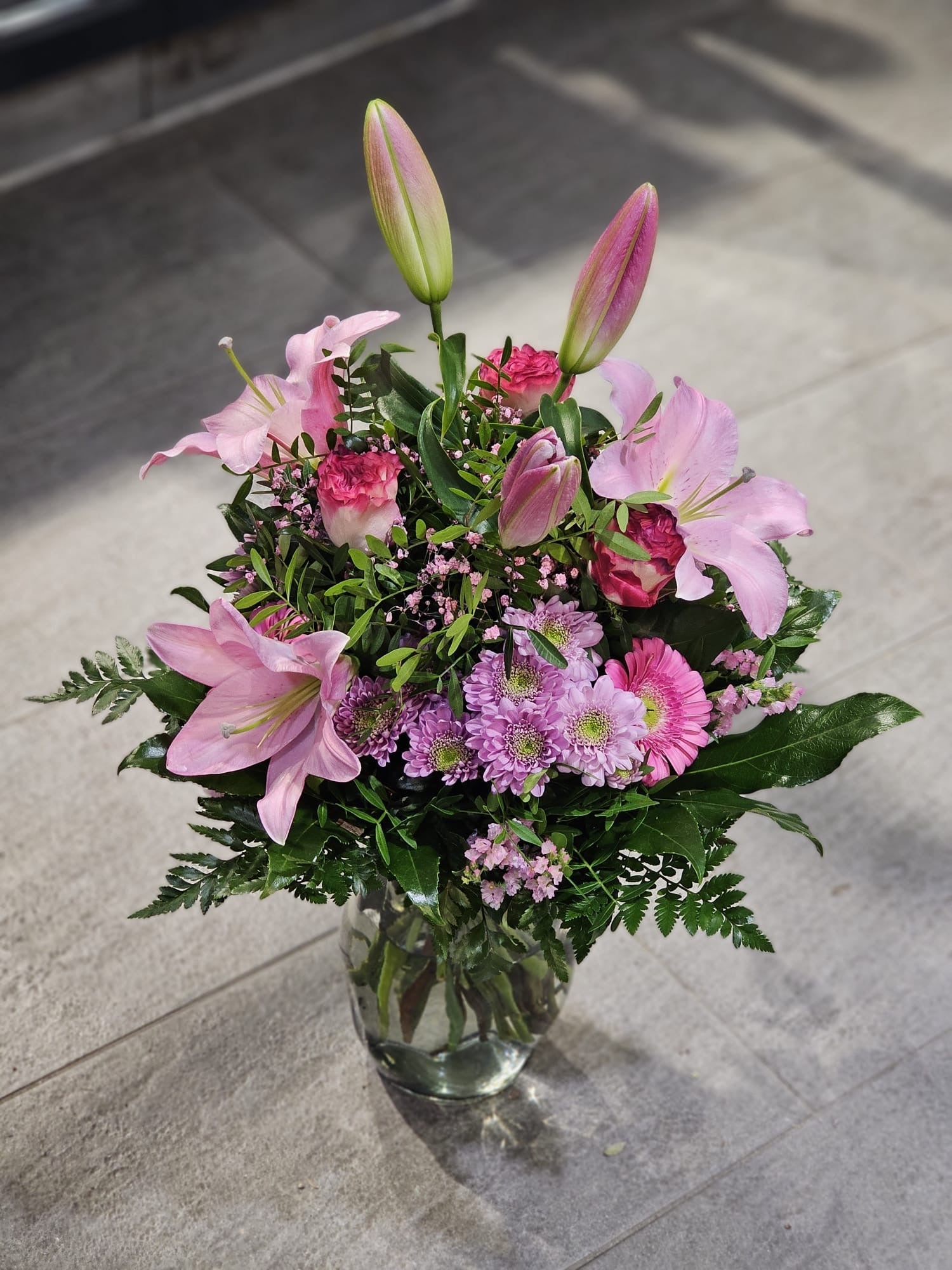 Blumenstrauß in Vase – Rosa Lilien, Gerbera & Nelken