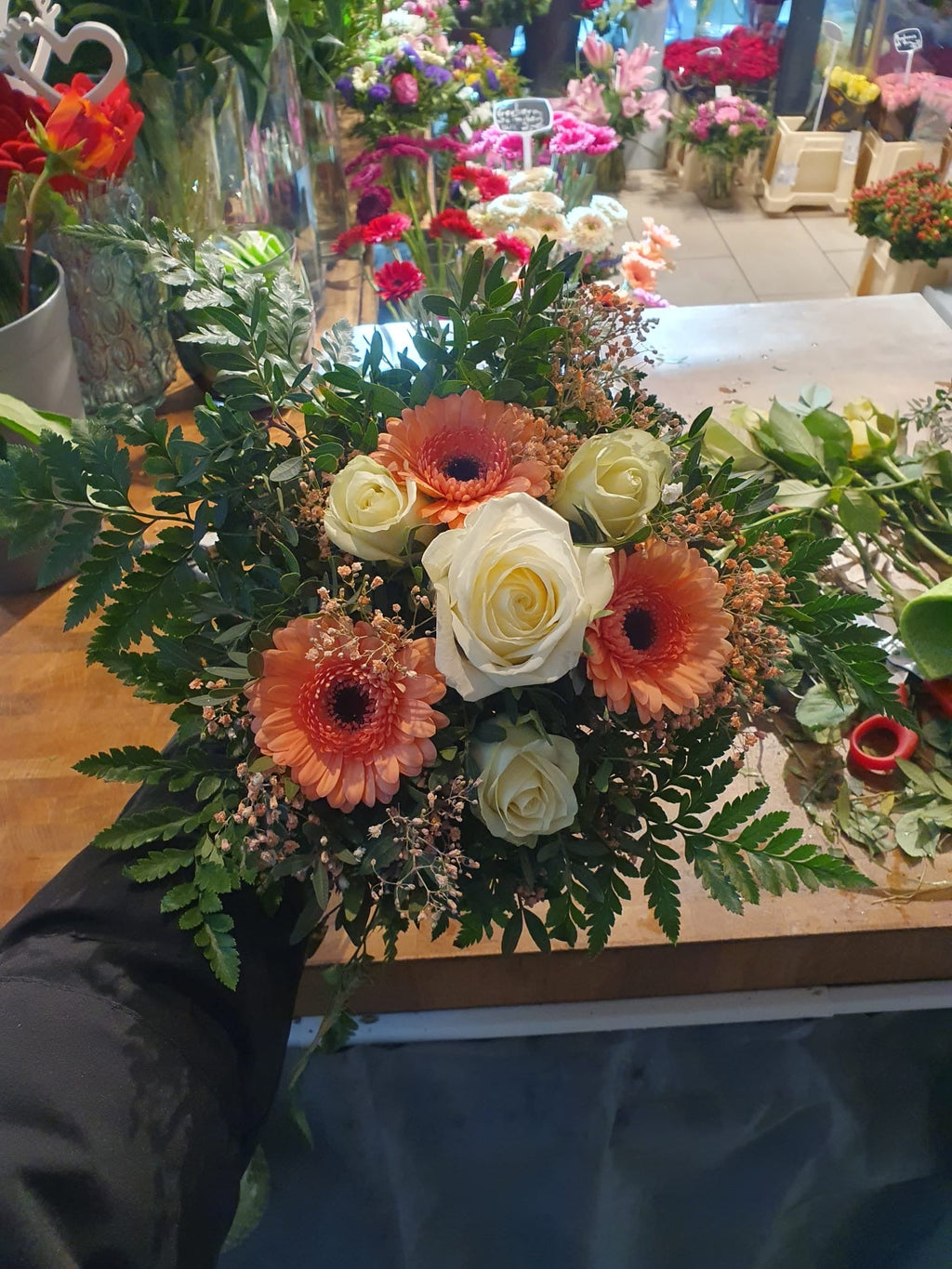 Orangen-Gerbera & Weiße Rosen Strauß