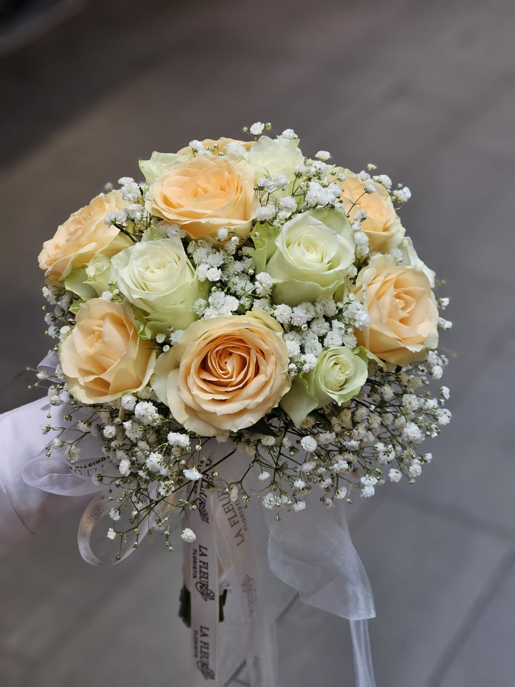 Weißer Rosen Brautstrauß