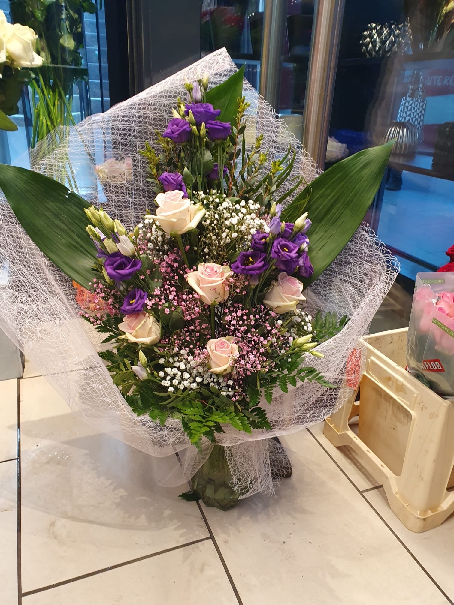 Blumenstrauß mit Ferrero Rocher – Weiß & Herz
