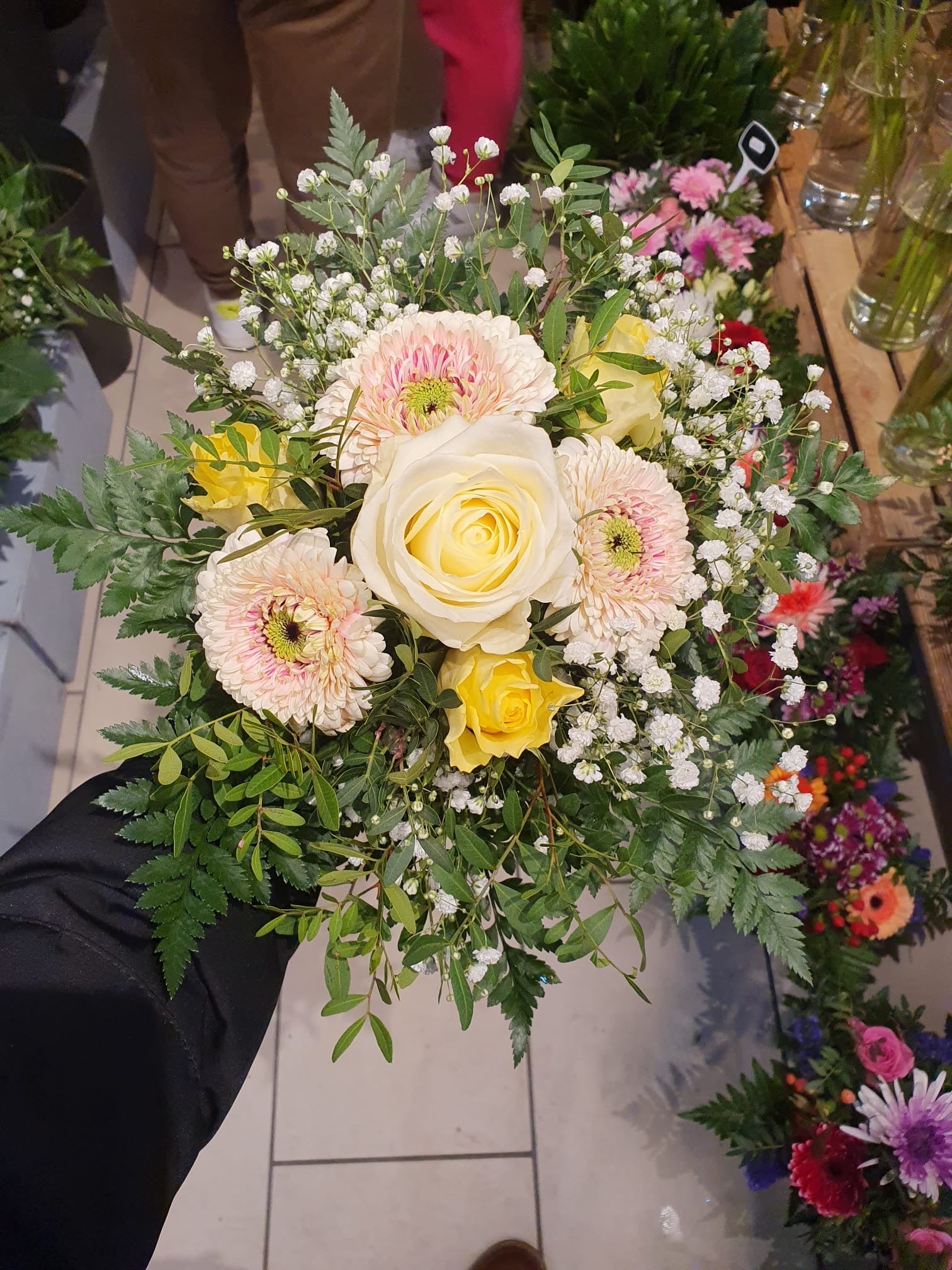 Orangen-Gerbera & Weiße Rosen Strauß