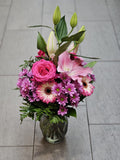 Trauergesteck mit Schleife – Weiße Lilien & Gerbera