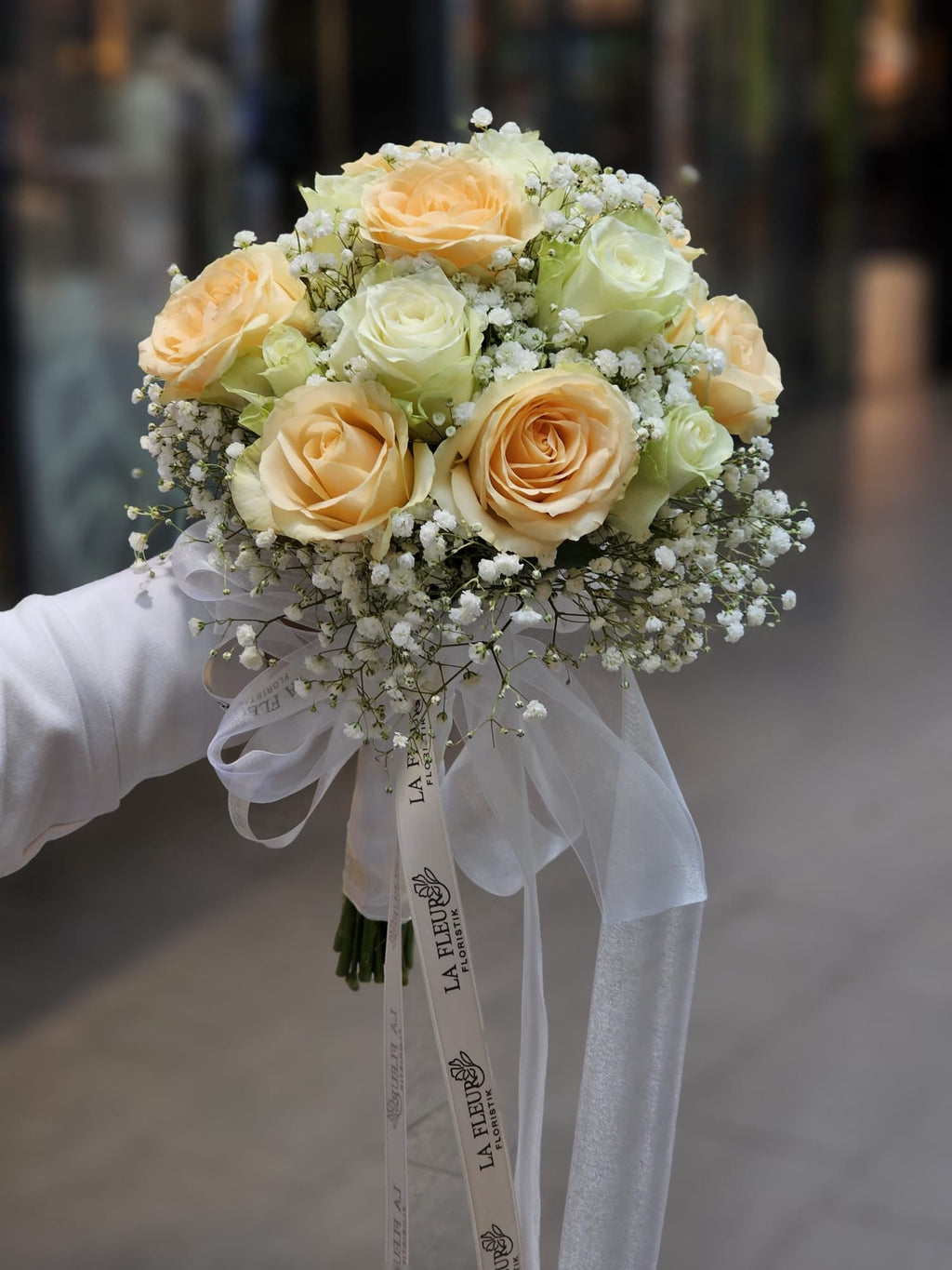 Weißer Rosen Brautstrauß