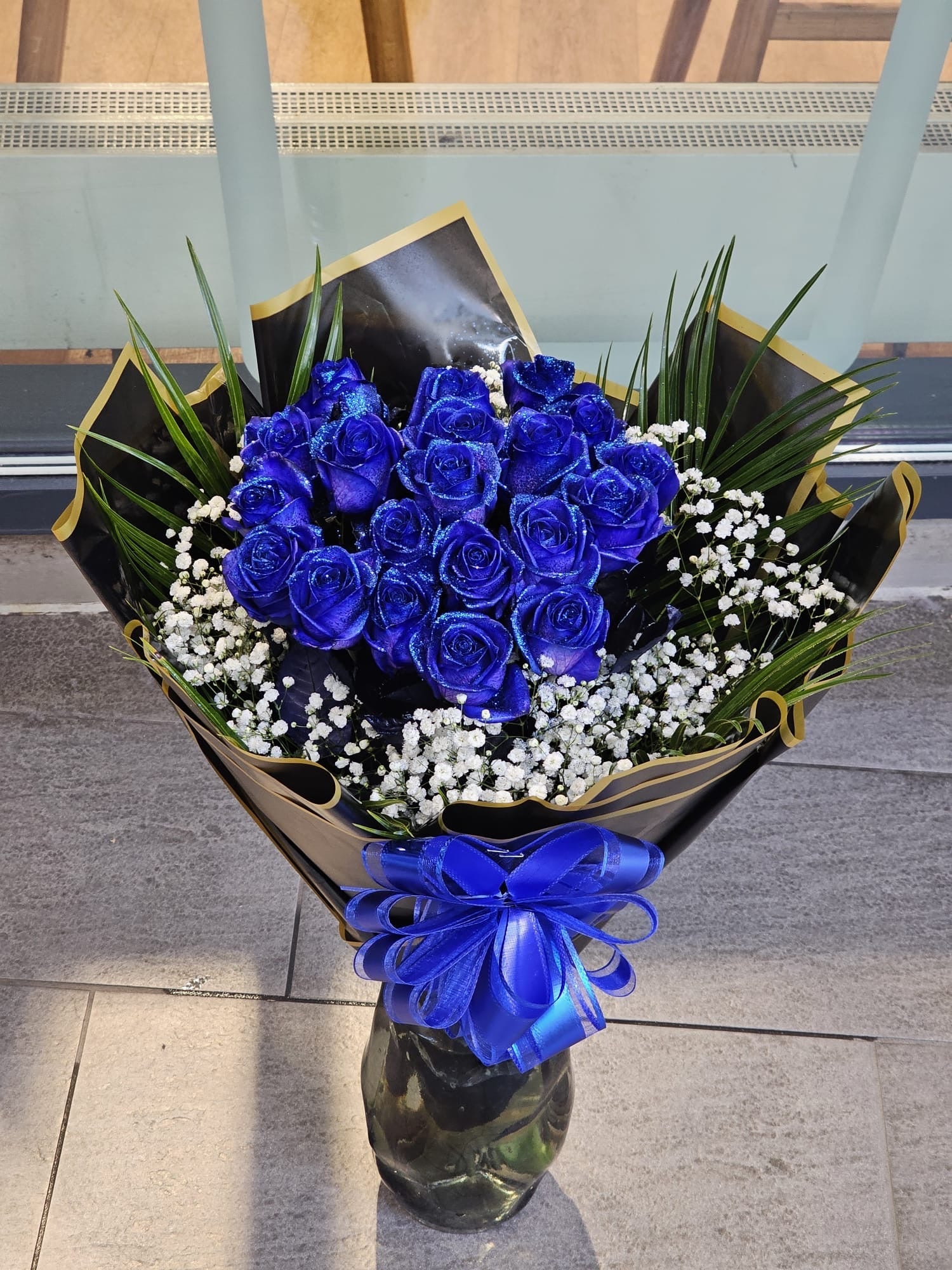 Weißer Gartenkorb – Blumenarrangement